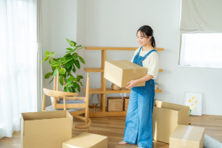 大学進学のため引越しの荷造りをする女性